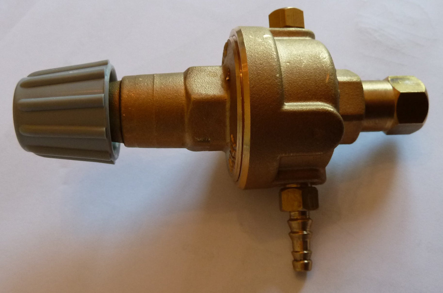 Détendeur pour bouteilles jetable 60L - valve - GYS